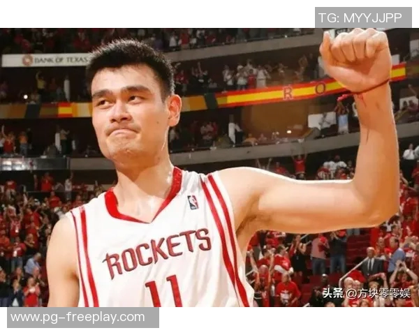 姚明在街头被热情球迷认出引发欢呼声四起瞬间成焦点