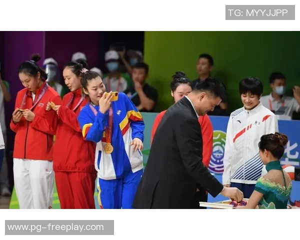 姚明热情庆祝中国女篮夺冠时刻展现体育精神与团结力量